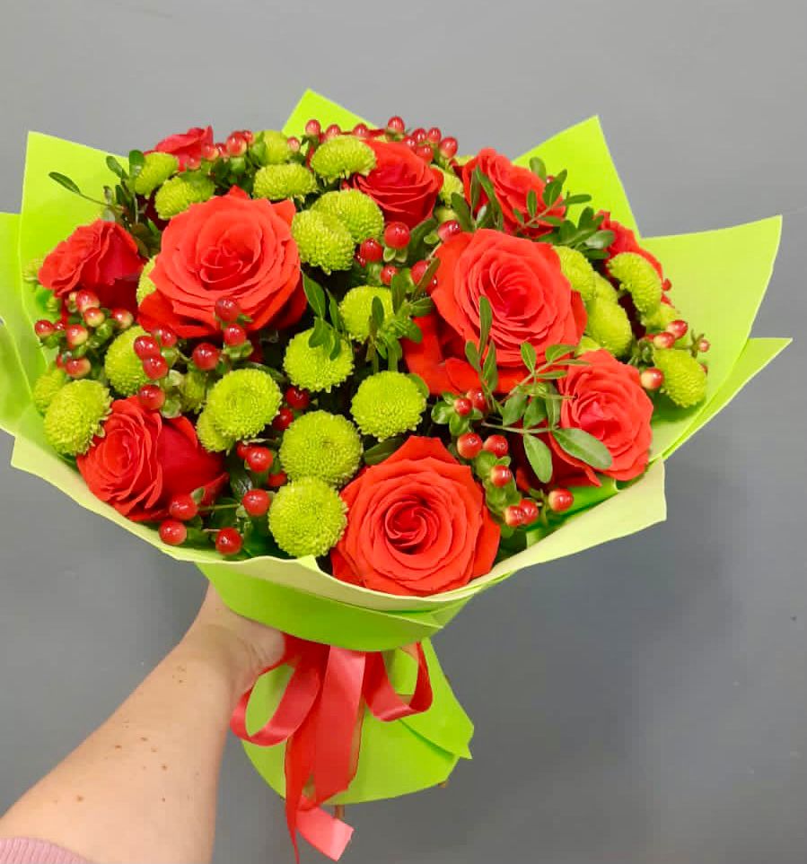 Букет цветов из: Хризантемы и Розы в Цветковский