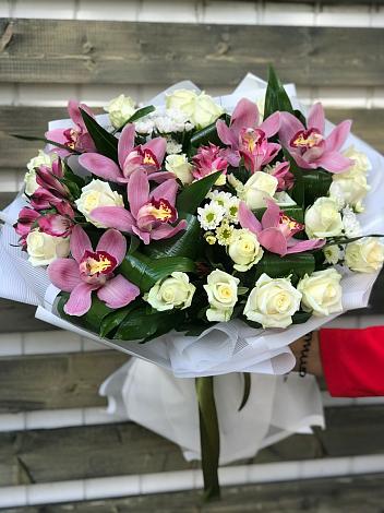 Букет цветов из: Розы и Хризантемы в Цветковский