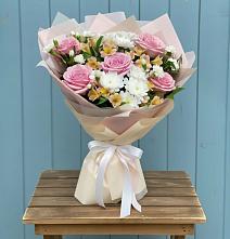Букет цветов из:  Гвоздики, Орхидеи и Розы в Цветковский