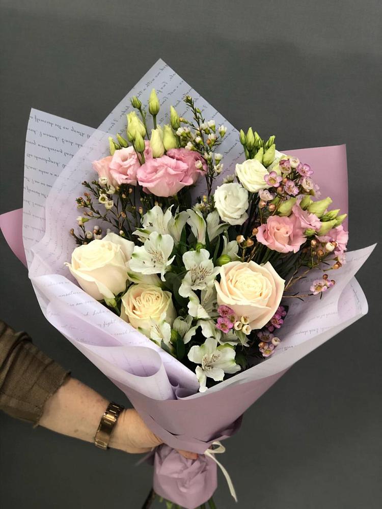 Букет цветов из: Альстромерии, Розы и Лизиантусы в Цветковский