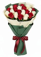 Букет Микс из красных и белых роз в Цветковский