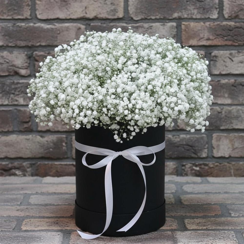 Цветочная композиция из Гипсофила в шляпной коробке в Цветковский