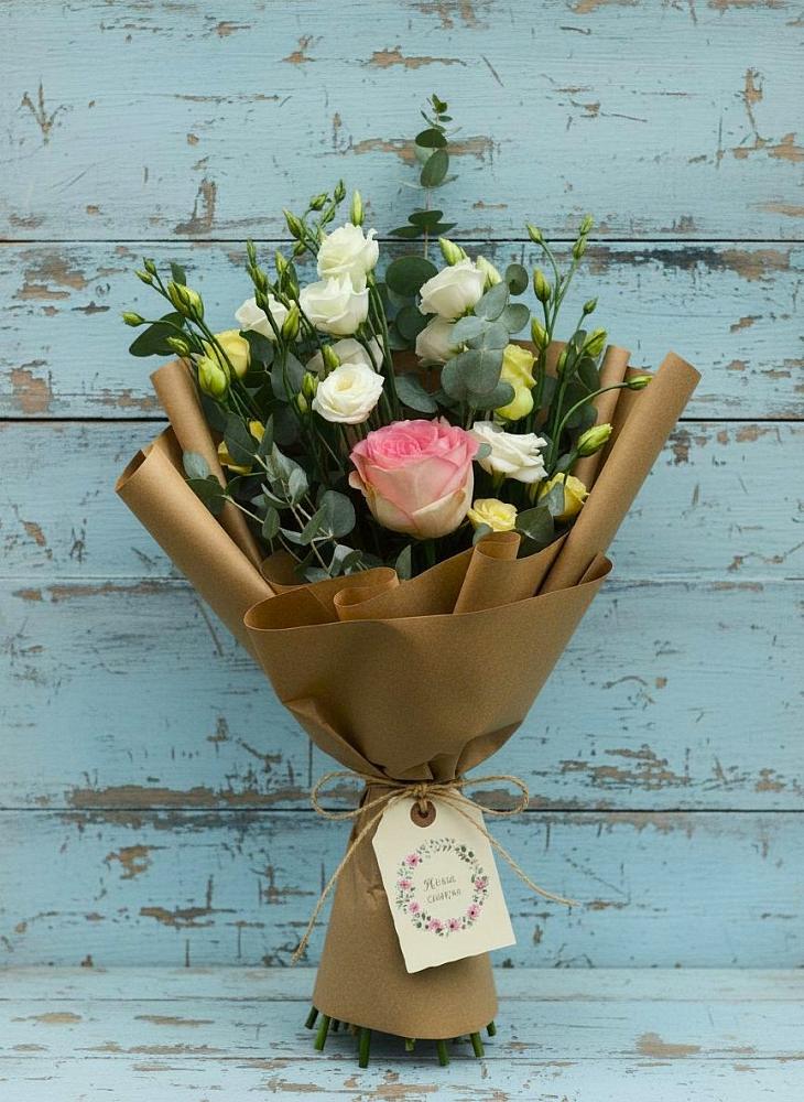 Букет цветов из: Розы и Лизиантусы в Цветковский