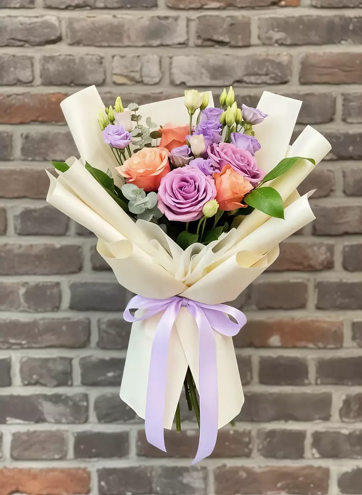 Букет цветов из: Лизиантусы и Розы в Цветковский