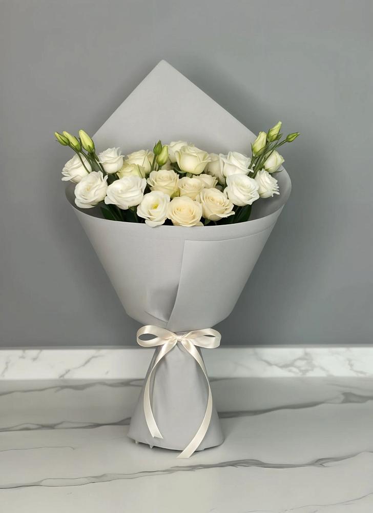 Букет цветов из: Розы и Лизиантусы в Цветковский