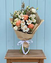 Букет цветов из:  Альстромерии, Лизиантусы, Розы и Хризантемы в Цветковский