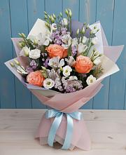 Букет цветов из:  Лизиантусы, Розы, Альстромерии и Гипсофила в Цветковский