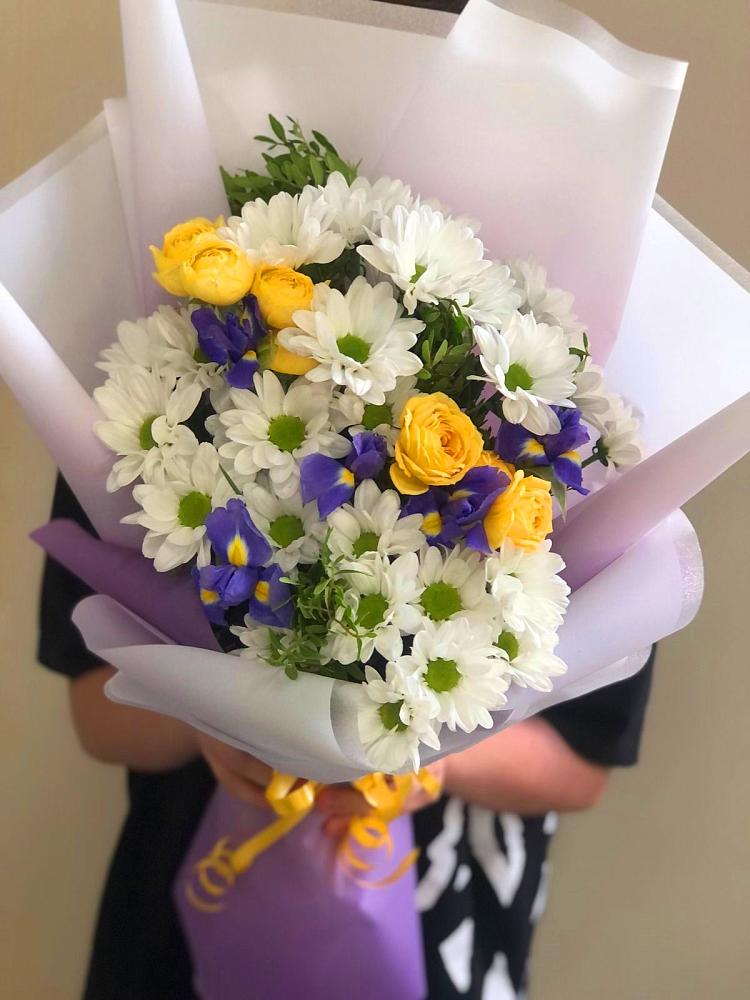 Букет цветов из: Ирисы, Хризантемы и Розы в Цветковский