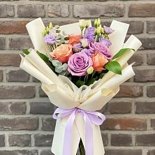 Букет цветов из:  Лизиантусы и Розы в Цветковский