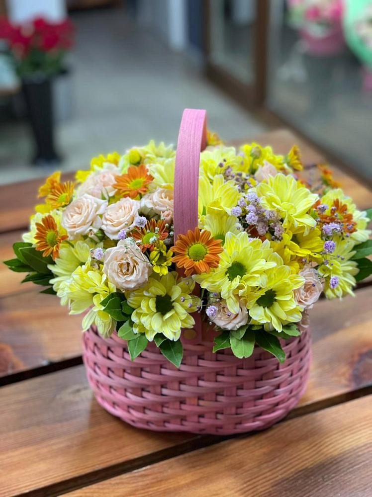 Цветочная композиция из Хризантемы и Розы в корзине в Цветковский