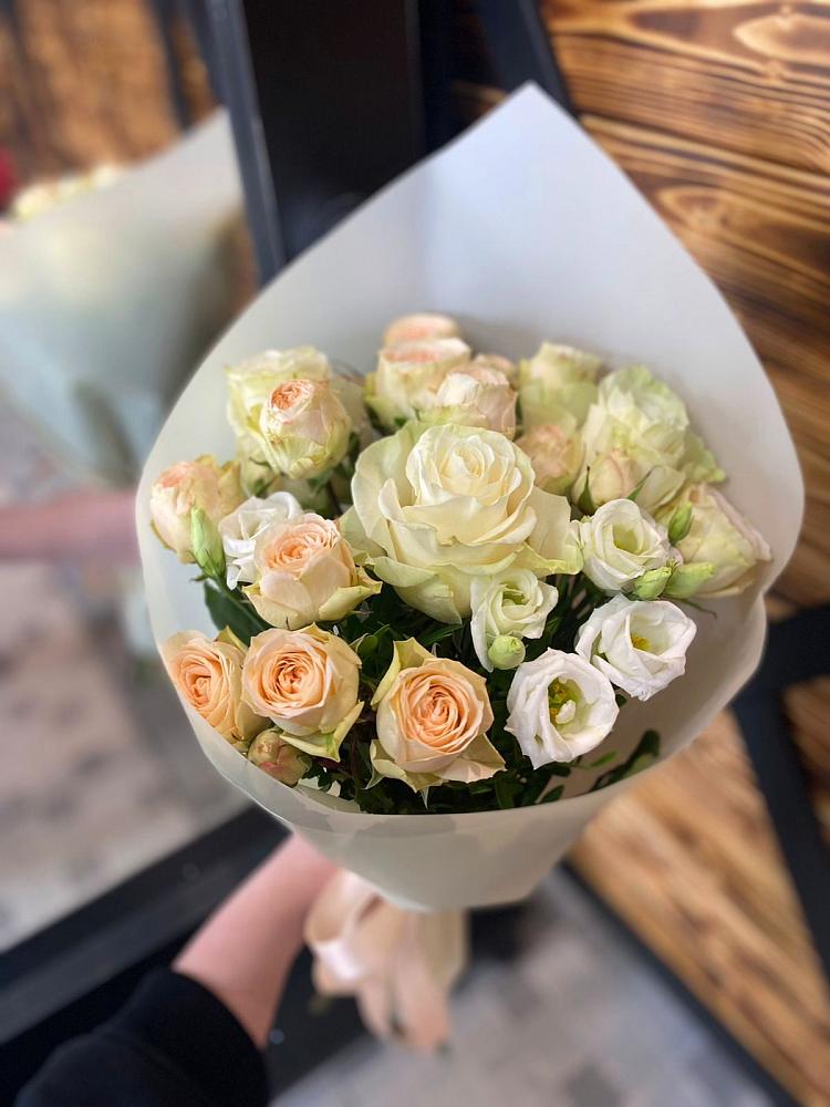 Букет цветов из: Розы и Лизиантусы в Цветковский